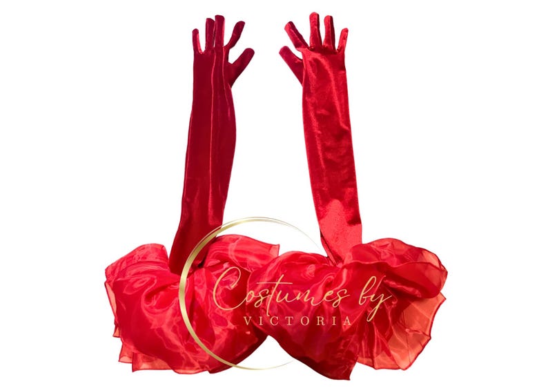 Pu&ograve; includere: Un paio di lunghi guanti di raso rosso con un tessuto di tulle rosso sullo sfondo. Il tessuto di tulle ha la scritta "Costumes by Victoria" stampata su di esso.