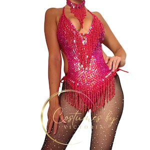 Traje de bailarina de lentejuelas rojas de Sabrina Carpenter para espectáculos de producción, leotardo de bailarina con borlas de cuentas rojas para artistas drag burlesque.