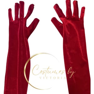 Pu&ograve; includere: Un paio di guanti lunghi in velluto rosso. I guanti sono completamente estesi e le dita sono divaricate.