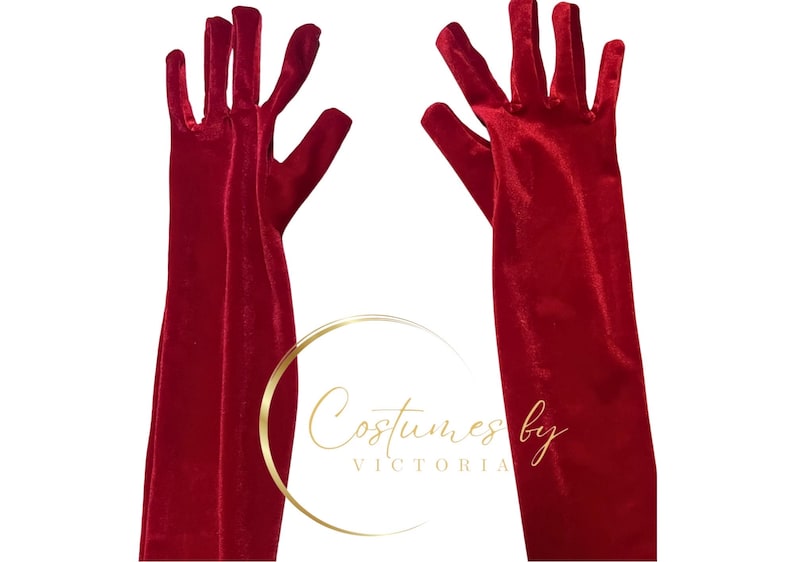 Pu&ograve; includere: Un paio di guanti lunghi in velluto rosso. I guanti sono completamente estesi e le dita sono divaricate.