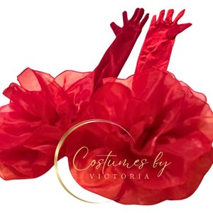 Pu&ograve; includere: Tessuto di tulle rosso con una texture a balze. Il tessuto &egrave; disposto in una grande forma circolare. Il testo "Costumes by Victoria" &egrave; visibile al centro del tessuto.