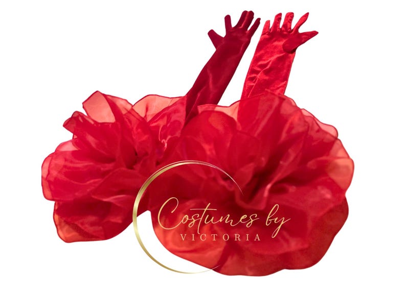 Pu&ograve; includere: Tessuto di tulle rosso con una texture a balze. Il tessuto &egrave; disposto in una grande forma circolare. Il testo "Costumes by Victoria" &egrave; visibile al centro del tessuto.
