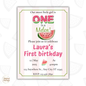 Può includere: Un invito a righe rosa e bianche con testo verde e rosa. L'invito recita "Our sweet little girl is ONE in a Melon!" e invita gli ospiti al primo compleanno di Laura. Include data, ora e informazioni RSVP.