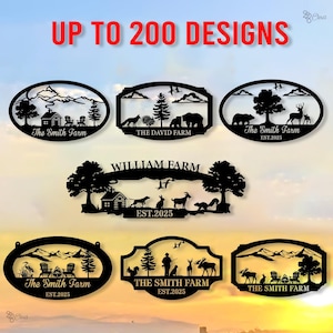 Può includere: Segni di fattoria in metallo nero con vari disegni a tema natura, tra cui cabine, alberi e fauna selvatica. I segni presentano testo come "The Smith Farm" e "The David Farm", con la frase "Up to 200 Designs" in rosso.