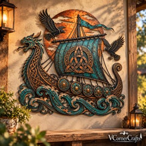 Könnte beinhalten: Ein Wandkunstwerk aus Metall, das ein Wikingerschiff auf stilisierten türkisfarbenen Wellen darstellt. Das Schiff hat ein großes türkisfarbenes Segel mit einem zentralen Triquetra-Knoten, einen Drachenkopf am Bug und zwei schwarze Raben.