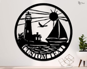 Può includere: Arte da parete in metallo nero raffigurante un faro, una barca a vela, il sole e un uccello in volo all'interno di una cornice circolare. Le parole "CUSTOM TEXT" sono in basso. Il design è su sfondo bianco, con elementi decorativi in primo piano.