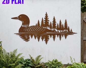 Puede incluir: Una pieza de arte mural de metal plano color óxido que presenta la silueta de un colimbo nadando en el agua, con un bosque de pinos al fondo. El diseño incluye un reflejo del ave y los árboles bajo la línea del agua. El texto dice 2D FLAT.