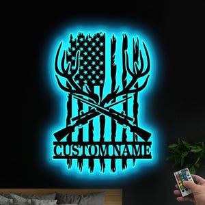 Spersonalizowana metalowa sztuka ścienna z motywem jelenia amerykańskiego, światła LED, niestandardowa amerykańska głowa jelenia, nazwa myśliwego, dekoracja domu, dekoracja domku z poroża, znak myśliwski