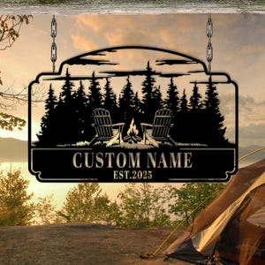 Cartello in metallo personalizzato con baita, opera d'arte in metallo con baita nella foresta, decorazioni con sedie Adirondack nella foresta, decorazioni per baita nella foresta, regalo per papà, regalo per baita, decorazioni per la casa