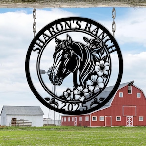 Puede incluir: Señal de metal negro con una silueta de cabeza de caballo y un diseño floral. La señal dice "Sharon's Ranch 2025".