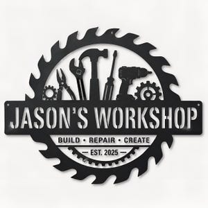Puede incluir: Un letrero de pared circular de metal negro con forma de hoja de sierra. El centro presenta siluetas de alicates, una llave inglesa, un martillo, un destornillador y un taladro. El texto dice: JASON'S WORKSHOP, BUILD • REPAIR • CREATE, y EST. 2025.