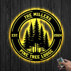 Arte de pared de metal con luz LED y diseño de pino natural personalizado, letrero con nombre de cedro personalizado, decoración del hogar, letrero con nombre de familia, decoración de cabaña, arte de pino