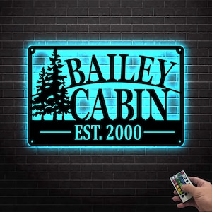 Insegna luminosa a LED personalizzata per cabina, insegna da parete per cabina, cartello in metallo per casa sul lago, regalo personalizzato per cabina, cartello per cabina, cartello per baita di montagna, cartello con decorazioni forestali