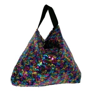 Può includere: Una borsa tote con paillettes e manico nero. La borsa è ricoperta da una vibrante gamma di paillettes in vari colori, tra cui blu, verde, giallo e rosa. La forma della borsa è triangolare e il manico è realizzato in un robusto materiale nero.