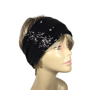 Può includere: Fascia per capelli nera con paillettes argentate. La fascia è realizzata in tessuto morbido ed elastico ed è perfetta per aggiungere un tocco di brillantezza a qualsiasi outfit.