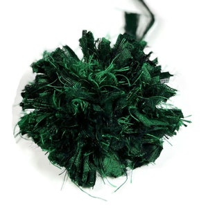 Broche de flor de seda verde esmeralda Broche de flor verde y negra Broche de seda verde Broche de seda verde Alfileres de flores Ramillete verde Broche de ramillete de flores de seda