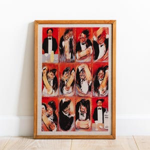 Op de afbeelding: Ingelijst kunstwerk met een reeks gestileerde portretten van mannen in smokings tegen een rode achtergrond. Het kunstwerk bevat een fles wodka en een glas. Het frame is gemaakt van lichtbruin hout.