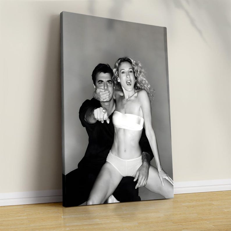 Peut inclure: Photographie en noir et blanc d'un homme et d'une femme. L'homme, v&ecirc;tu d'une chemise noire, couvre la bouche de la femme. La femme porte un haut bandeau blanc et des sous-v&ecirc;tements blancs.