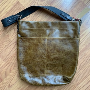 Double pocket shoulder tote in Italian leather, Olive