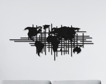 Può includere: Arte da parete in metallo nero con un design di mappa del mondo con linee che si intersecano. L'opera d'arte è esposta su una parete bianca sopra un divano grigio in un soggiorno.