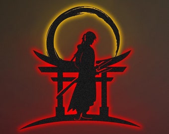 Könnte beinhalten: Eine schwarze Silhouette einer Person, die in einem rot beleuchteten Torii-Tor steht, mit einem gelben Kreis dahinter. Die Person hält ein Schwert und trägt traditionelle japanische Kleidung.