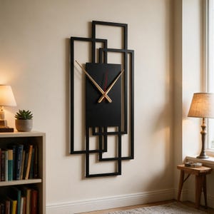 Puede incluir: Un reloj de pared con un panel central rectangular negro rodeado por una disposición de marcos rectangulares negros superpuestos. El reloj tiene dos manecillas largas de tono dorado y un segundero rojo fino en el centro del panel.