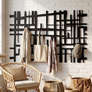 Op de afbeelding: Een set van drie keramische mokken met een gespikkelde, matte afwerking. De mokken zijn in tinten crème, lichtgrijs en donkergrijs. Elke mok heeft een eenvoudig, minimalistisch ontwerp, perfect voor koffie of thee.