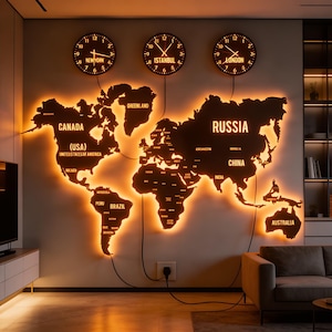 Pode incluir: Uma decoração de parede com um mapa-múndi retroiluminado, com três relógios mostrando as horas de Nova York, Istambul e Londres. O mapa preto é iluminado em laranja, destacando os contornos e nomes dos países.