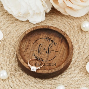 Custom Round Wood Ring Dish, Personalized Wedding Ring Dish, Engagement Ring Holder, Wedding Gift, Anniversary Gifts, Gifts for Newlywed