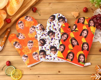 Puede incluir: Tres manoplas de horno con estampados de caras personalizados. Una manopla naranja presenta caras y flores de hibisco. La segunda manopla es blanca con caras y arcoíris. La tercera manopla es naranja con caras y tacos.