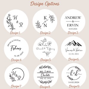 Peut inclure: Neuf designs diff&eacute;rents pour des faveurs de mariage ou de fian&ccedil;ailles. Chaque design pr&eacute;sente un graphisme unique, comme une couronne de fleurs, des montagnes ou des initiales, ainsi que les noms du couple et la date du mariage.