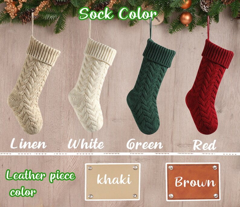 Op de afbeelding: Vier gebreide kerstsokken in de kleuren linnen, wit, groen en rood. De sokken hangen aan een houten muur met een bord waarop "Sokkleur" staat. Onder de sokken bevinden zich drie lederen stukken in de kleuren kaki, bruin en bruin.