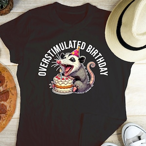 Sovrastimolato, maglietta divertente per opossum di compleanno, animale pazzo, opossum vintage, maglietta sarcastica, opossum di compleanno, regalo di compleanno, ansia, monello