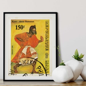Pu&ograve; includere: Un francobollo vintage della Repubblica del Mali con uno sfondo giallo e un'illustrazione in nero e rosso di una persona che balla. Il francobollo riporta la scritta "Kono: danse Bamanan" e "150f".