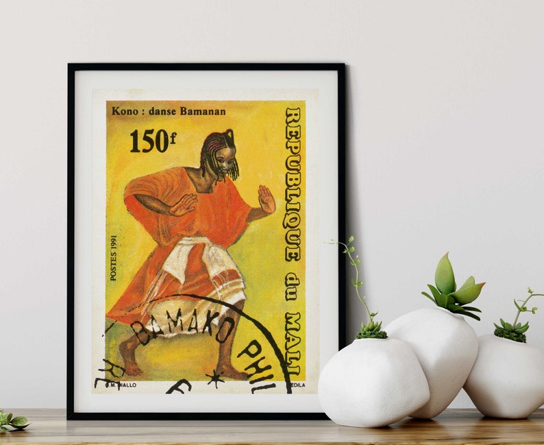 Pu&ograve; includere: Un francobollo vintage della Repubblica del Mali con uno sfondo giallo e un'illustrazione in nero e rosso di una persona che balla. Il francobollo riporta la scritta "Kono: danse Bamanan" e "150f".
