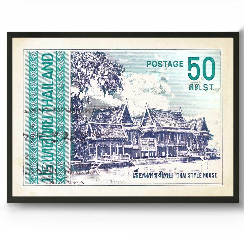 Op de afbeelding: Een vintage postzegel uit Thailand met een blauwe en witte illustratie van een traditioneel Thais huis met de tekst "15:ทศไทย THAILAND", "POSTAGE 50", "สต.ST.", en "เรือนทรงไทย THAI STYLE HOUSE".