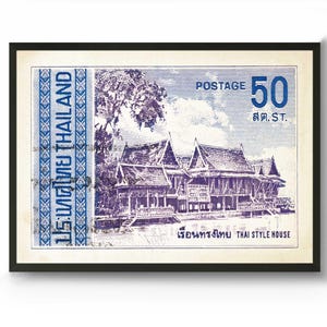 Op de afbeelding: Een vintage postzegel uit Thailand met een blauwe en witte illustratie van een traditioneel Thais huis met een boom op de achtergrond. De postzegel heeft de tekst "ประทศไทย THAILAND" en "POSTAGE 50 สต.ST. เรือนทรงไทย THAI STYLE HOUSE".