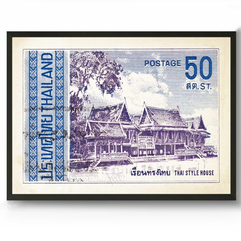 Op de afbeelding: Een vintage postzegel uit Thailand met een blauwe en witte illustratie van een traditioneel Thais huis met een boom op de achtergrond. De postzegel heeft de tekst "ประทศไทย THAILAND" en "POSTAGE 50 สต.ST. เรือนทรงไทย THAI STYLE HOUSE".