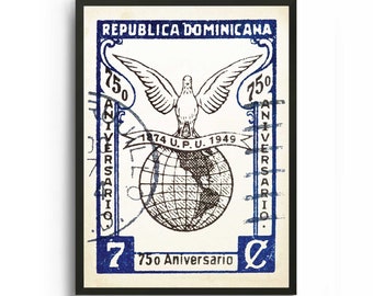 Op de afbeelding: Een vintage postzegel uit de Dominicaanse Republiek, met een duif met uitgespreide vleugels die een wereldbol vasthoudt, met de tekst "REPUBLICA DOMINICANA" en "750 ANIVERSARIO" in blauw.