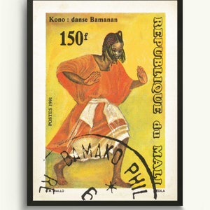Pu&ograve; includere: Un francobollo vintage della Repubblica del Mali con un'illustrazione colorata di una persona che balla. Il francobollo &egrave; giallo con testo nero che dice "Republique du Mali" e "150f".