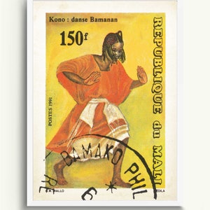 Pu&ograve; includere: Un francobollo vintage della Repubblica del Mali con un'illustrazione colorata di una persona che balla con un abito rosso e bianco. Il francobollo &egrave; giallo con testo nero che dice "REPUBLIQUE du MALI", "Kono: danse Bamanan", "150f" e "POSTES 1991".