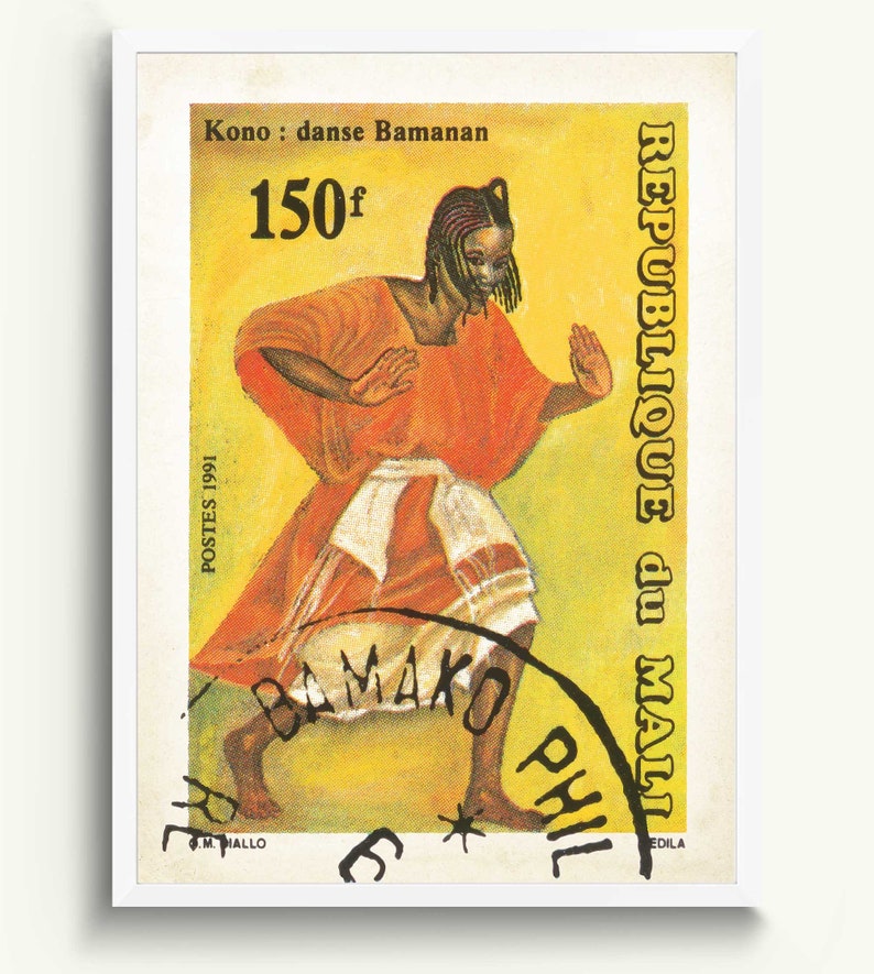 Pu&ograve; includere: Un francobollo vintage della Repubblica del Mali con un'illustrazione colorata di una persona che balla con un abito rosso e bianco. Il francobollo &egrave; giallo con testo nero che dice "REPUBLIQUE du MALI", "Kono: danse Bamanan", "150f" e "POSTES 1991".