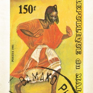 Pu&ograve; includere: Un francobollo giallo e arancione con un francobollo nero in cima. Il francobollo presenta un disegno di una persona con un vestito rosso che balla. Il testo sul francobollo recita "Kono : danse Bamanan" e "150f". Il testo sul francobollo nero recita "REPUBLIQUE du MALI".