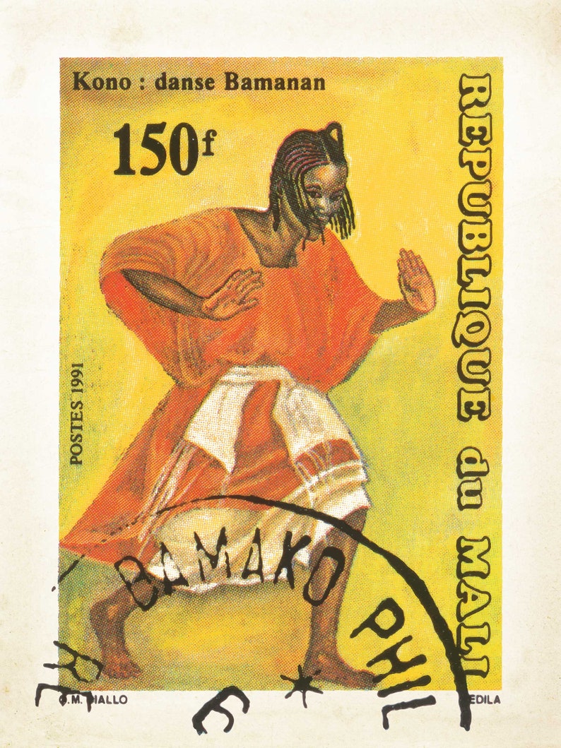 Pu&ograve; includere: Un francobollo giallo e arancione con un francobollo nero in cima. Il francobollo presenta un disegno di una persona con un vestito rosso che balla. Il testo sul francobollo recita "Kono : danse Bamanan" e "150f". Il testo sul francobollo nero recita "REPUBLIQUE du MALI".