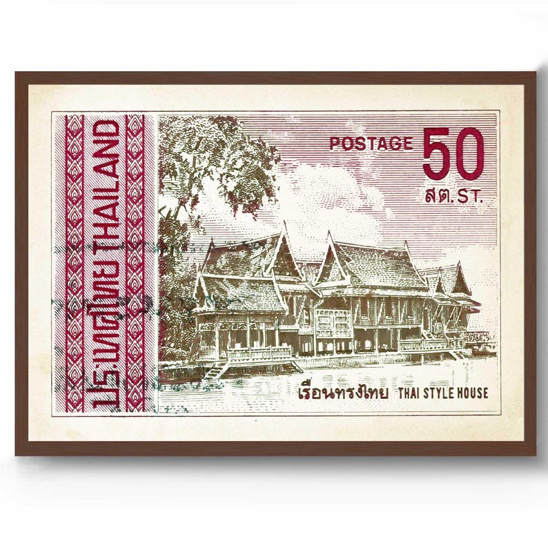 Op de afbeelding: Een vintage-stijl postzegel met een traditioneel Thais huis met een rode rand en de tekst "ประทศไทย THAILAND" en "POSTAGE 50 สต.ST. เรือนทรงไทย THAI STYLE HOUSE".
