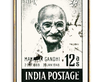 Op de afbeelding: Een vintage postzegel met een zwart-wit afbeelding van Mahatma Gandhi met de tekst "MAMAMA GANDHI 2 OCT 1869 30 JAN 1948 12 as INDIA POSTAGE DURVOISIER A"
