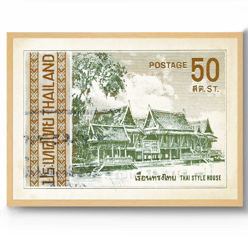 Op de afbeelding: Een vintage postzegel met een groene illustratie van een traditioneel Thais huis met de tekst "เรือนทรงไทย THAI STYLE HOUSE" en "POSTAGE 50 สต.ST."