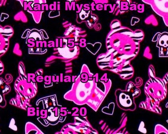 Può includere: Uno sfondo nero con un motivo a stampa zebrata rosa e bianca. Il testo "Kandi Mystery Bag" è in lettere rosa. Anche il testo "Small 5-8", "Regular 9-14" e "Big 15-20" è in lettere rosa.