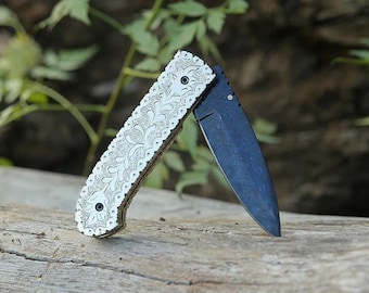 Couteau pliant damas fait main : manche en laiton gravé, étui en cuir