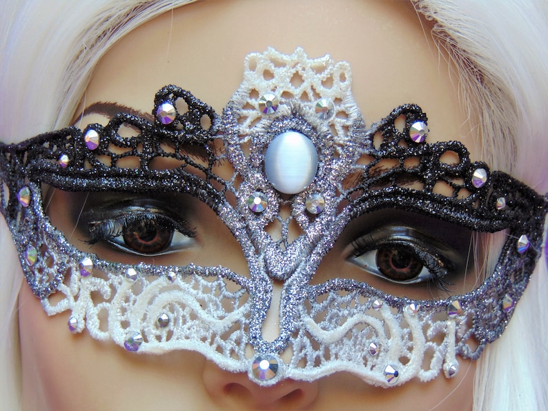 A Song of Magic and Time ombre lace rhinestone mask